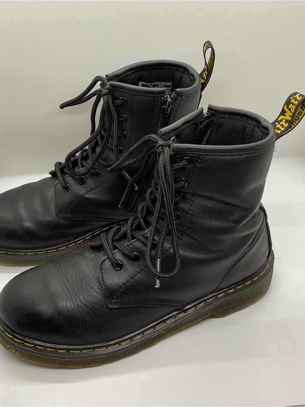 DR. MARTENS YOUTH 1460 SOFTY T LEATHER LACE UP BOOTS (8-hole) size 6